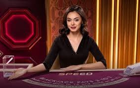 Pengguna Indonesia memainkan slot online heroslot melalui smartphone saat bersantai